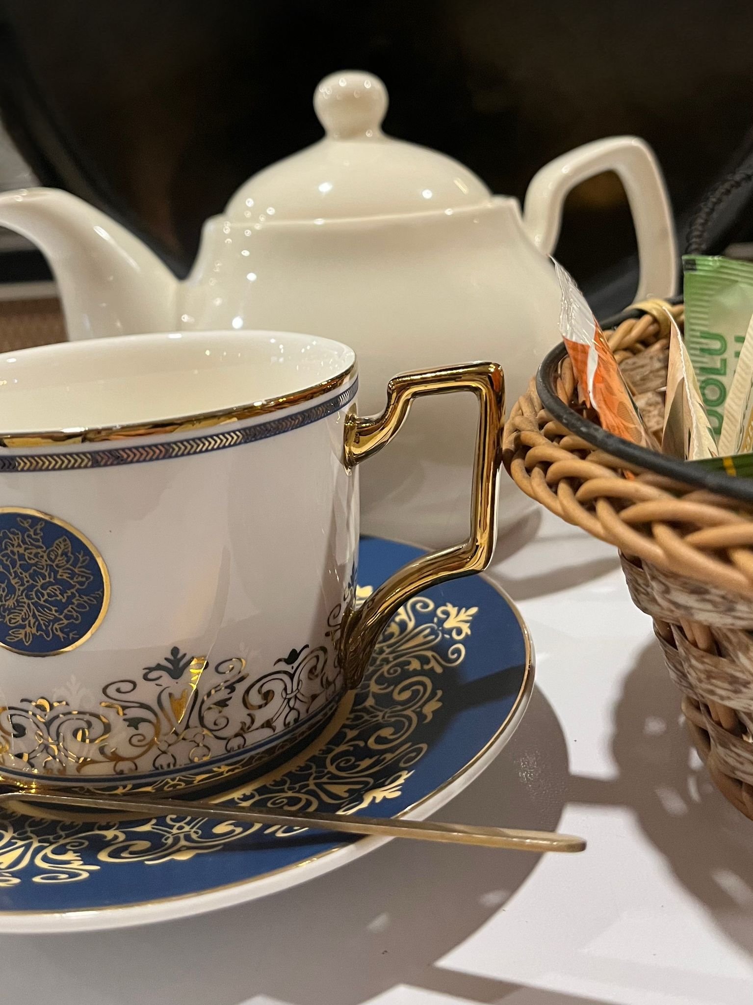 Porselen Demlik (750cc) + 2 Fincan + Çay Sepeti